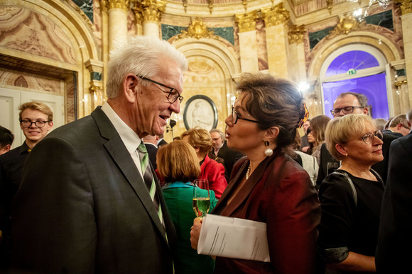 Ministerpräsident Winfried Kretschmann (l.) im Gespräch mit Gästen (Bild: Staatsministerium Baden-Württemberg)