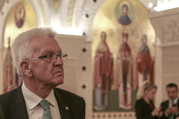 Ministerpräsident Winfried Kretschmann bei einer Besichtigung im Dom des Heiligen Sava am 17. April 2018 in Belgrad