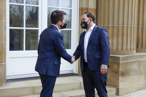 Staatssekretär Florian Hassler (rechts) und der Präsident der Generalitat von Katalonien, Pere Aragonès (links), vor der Villa Reitzenstein in Stuttgart