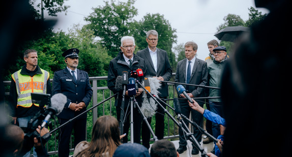 Ministerpräsident Winfried Kretschmann (3. von links), Bundesverkehrsminister Patrick Schnieder (3. von rechts), Bahnchef Richard Lutz (2. von rechts) und Verkehrsminister Winfried Hermann (rechts)