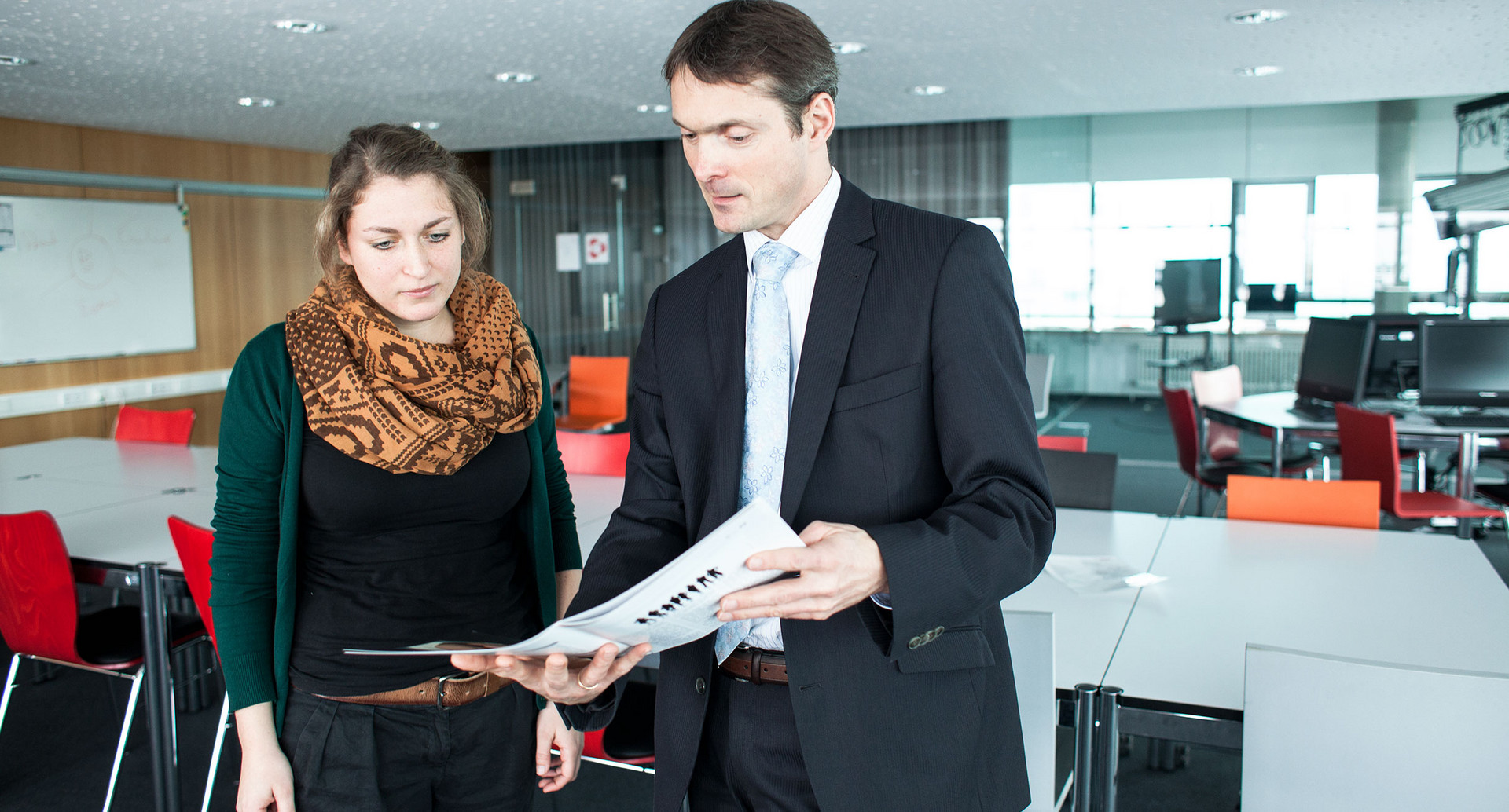 Studentin mit Dozent im Gespräch