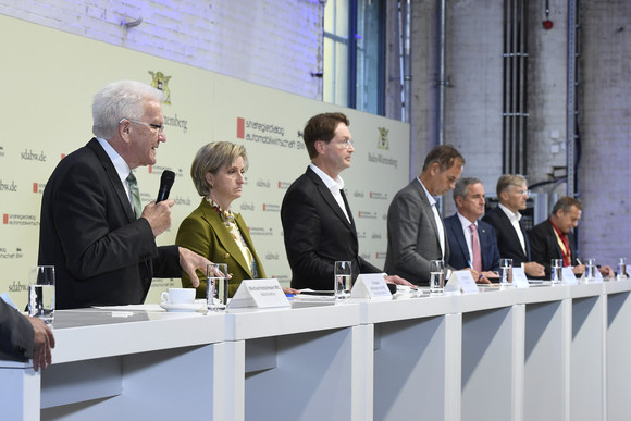 von links nach rechts: Pressekonferenz mit Ministerpräsident Winfried Kretschmann, Dr. Nicole Hoffmeister-Kraut, Ministerin für Wirtschaft, Arbeit und Tourismus, Ola Källenius, Vorstandsvorsitzender der Daimler AG und der Mercedes-Benz AG, Oliver Blume, Vorstandsvorsitzender der Dr. Ing h.c. F. Porsche AG, Dr. Frank Mastiaux, Vorstandsvorsitzender der EnBW Energie Baden-Württemberg AG, Wolf-Henning Scheider, Vorstandsvorsitzender der ZF Friedrichshafen AG, und Roman Zitzelsberger, Bezirksleiter der IG Metall Baden-Württemberg