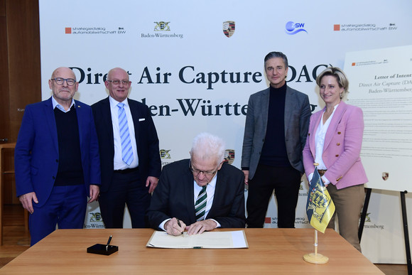 Unterzeichnung eines Letter of Intent zu Direct Air Capture (DAC) aus Baden-Württemberg (von links nach rechts): Verkehrsminister Winfried Hermann, das Geschäftsführende Vorstandsmitglied des Zentrums für Sonnenenergie- und Wasserstoff-Forschung Baden-Württemberg (ZSW), Prof. Dr. Frithjof Staiß, Ministerpräsident Winfried Kretschmann, der stellvertretende Vorstandsvorsitzende der Dr. Ing. h.c. F. Porsche AG, Lutz Meschke, und Wirtschaftsministerin Dr. Nicole Hoffmeister-Kraut