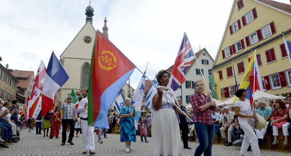 Fahnenträger (Foto: dpa)