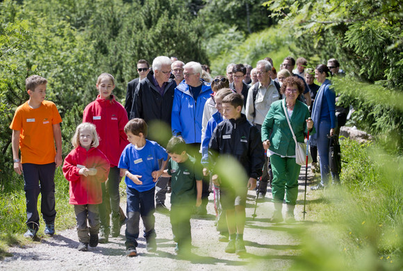 Ministerpräsident Winfried Kretschmann und Bundespräsident Frank-Walter Steinmeier spazieren mit Junior Rangern durch den Nationalpark Schwarzwald