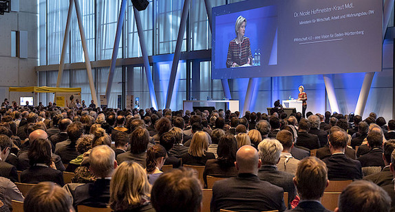 Ministerin Nicole Hoffmeister-Kraut spricht beim Digitalgipfel (Foto: © Ministerium für Wirtschaft, Arbeit und Wohnungsbau Baden-Württemberg)