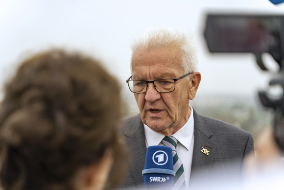 Ministerpräsident Winfried Kretschmann in Los Angeles bei einem Interview