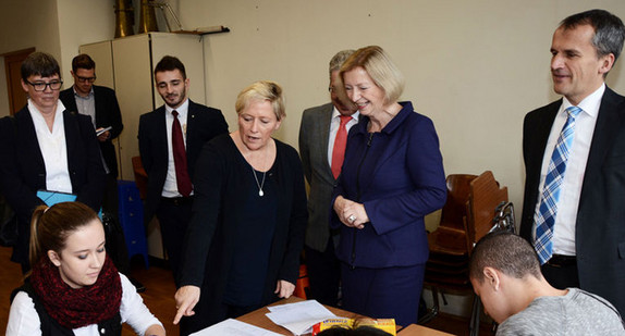 Kultusministerin Susanne Eisenmann (M.) und Bundesbildungsministerin Johanna Wanka (2.v.r.) in einer Vorbereitungsklasse in der Mörikeschule Nürtingen (Quelle: Kultusministerium).