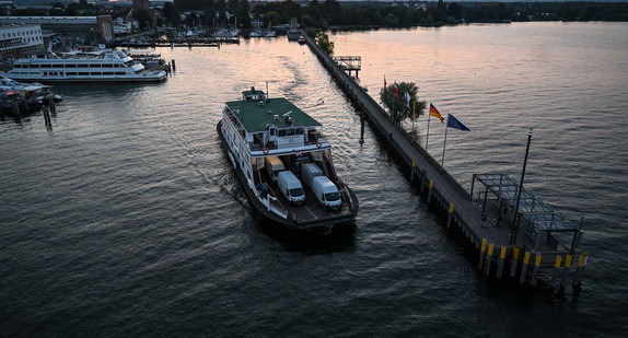 Eine Fähre legt im Sonnenaufgang auf dem Bodensee ab.