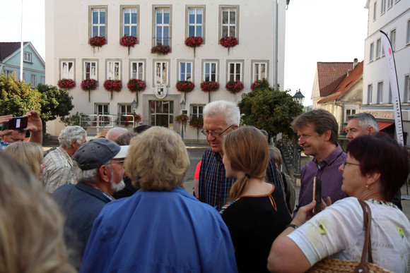 Hechinger Marktplatz: Ministerpräsident Winfried Kretschmann (M.) im Gespräch mit Bürgerinnen und Bürgern