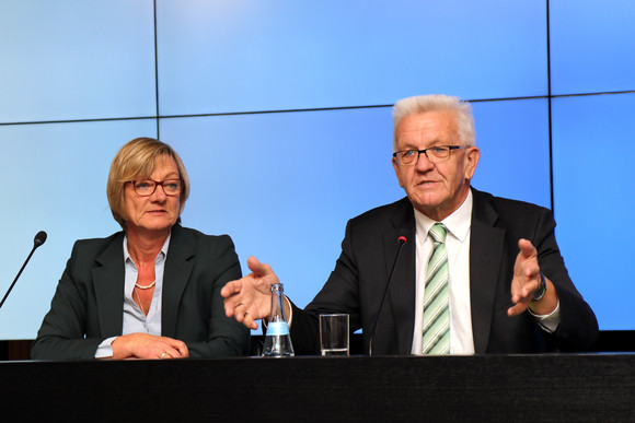 Ministerpräsident Winfried Kretschmann (r.) und Finanzministerin Edith Sitzmann (l.)