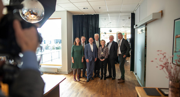 Gruppenbild mit Ministerpräsident Winfried Kretschmann (M.), Oberbürgermeisterin Anneli Rhedin (3.v.r.) und Verkehrsminister Winfried Hermann (3.v.l.) im Lindholmen Science Park in Göteborg (Schweden) (Bild: Staatsministerium Baden-Württemberg)