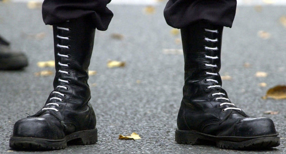 Springerstiefel eines Teilnehmers einer Demonstration der rechten Szene (Foto: © dpa)