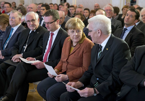 v.l.n.r.: Ministerpräsident a.D. Erwin Teufel, Gebhardt Fürst, Bischof der Diözese Rottenburg-Stuttgart, Stephan Neher, Oberbürgermeister von Rottenburg, Bundeskanzlerin Angela Merkel und Ministerpräsident Winfried Kretschmann