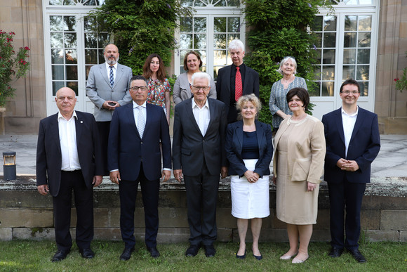 Gruppenbild mit Ministerpräsident Winfried Kretschmann (vorne, 3.v.l.), Staatsministerin Theresa Schopper (hinten, M.), dem Beauftragten der Landesregierung gegen Antisemitismus, Dr. Michael Blume (vorne, r.) und den Vorständen der Israelitischen Religionsgemeinschaften Baden und Württemberg (Bild: Staatsministerium Baden-Württemberg)