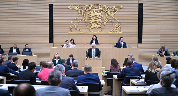 Ministerpräsident Winfried Kretschmann (Mitte) hält im Landtag von Baden-Württemberg eine Regierungserklärung zum Bildungspaket der Landesregierung.