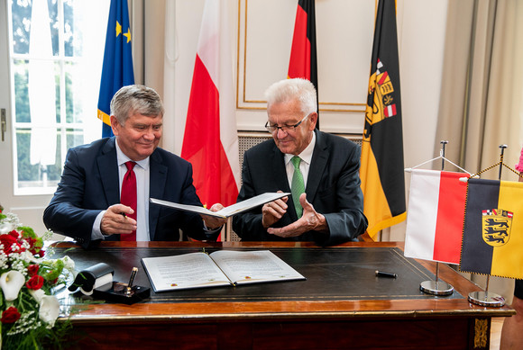 Ministerpräsident Winfried Kretschmann (r.) und Woiwodschaftsmarschall Witold Stępień (l.)