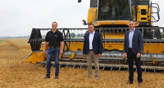 v.l.n.r.: Landwirt Jürgen Maurer, Landwirtschaftsminister Peter Hauk und Christoph Spieles, Bürgermeister von Kupferzell (Bild: Ministerium für Ländlichen Raum und Verbraucherschutz Baden-Württemberg)