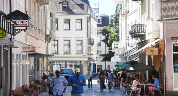 Fußgängerzone in Baden-Baden (Bild: © dpa).