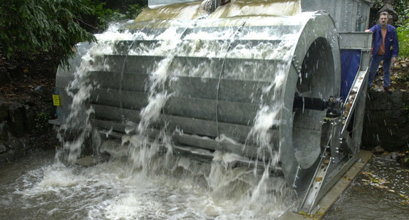 Ein Kleinwasserkraftwerk in Freiburg im Breisgau (Bild: © dpa)