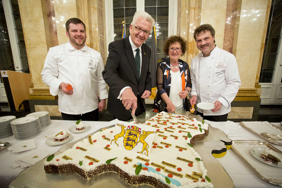 Ministerpräsident Winfried Kretschmann (2.v.l.) und seine Frau Gerlinde Kretschmann (2.v.r.) beim Anschnitt einer Baden-Württemberg-Torte