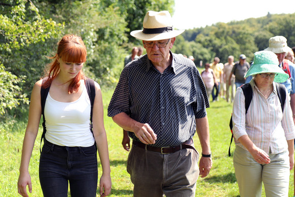 Wanderung auf dem Wasserfallsteig in Bad Urach: Ministerpräsident Winfried Kretschmann (M.) im Gespräch