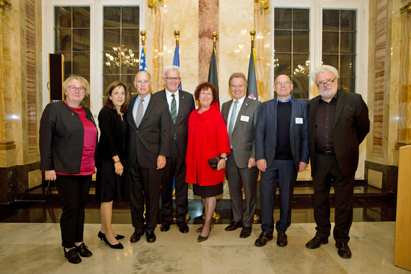 v.l.n.r.: Wissenschaftsministerin Theresia Bauer, Anne Gust Brown, der Gouverneur von Kalifornien, Edmund G. „Jerry“ Brown Jr., Ministerpräsident Winfried Kretschmann, Gerlinde Kretschmann, Umweltminister Franz Untersteller, Verkehrsminister Winfried Hermann und Staatsminister Klaus-Peter Murawski