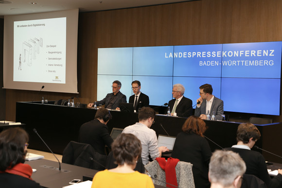 v.l.n.r.: Regierungssprecher Rudi Hoogvliet, Staatssekretär Dr. Florian Stegmann, Ministerpräsident Winfried Kretschmann und Anno Knüttgen (Vorsitzender der Landespressekonferenz Baden-Württemberg) bei der Regierungspressekonferenz in Stuttgart (Bild: Staatsministerium Baden-Württemberg)