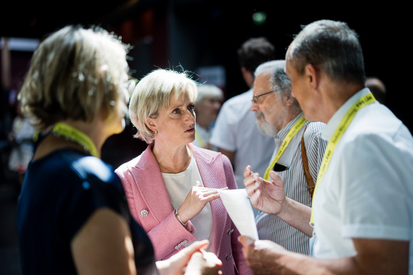 Wirtschaftsministerin Dr. Nicole Hoffmeister-Kraut (Mitte) im Gespräch