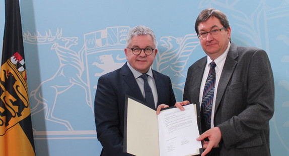 Jusitzminister Guido Wolf (l.) und Verbandsdirektor Dr. Hermann Huba (r.) (Foto: Ministerium der Justiz und für Europa Baden-Württemberg)