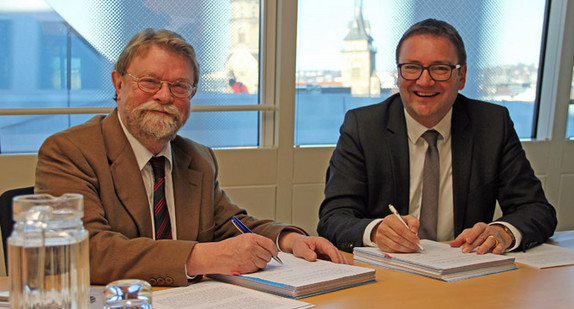 Ministerialdirektor im Verkehrsministerium Dr. Uwe Lahl (l.) und Patrick Altenburger (r.), Geschäftsführer der SBB GmbH, bei der Vertragsunterzeichnung zur Betriebsaufnahme des Netzes 16d (Foto: Ministerium für Verkehr Baden-Württemberg)