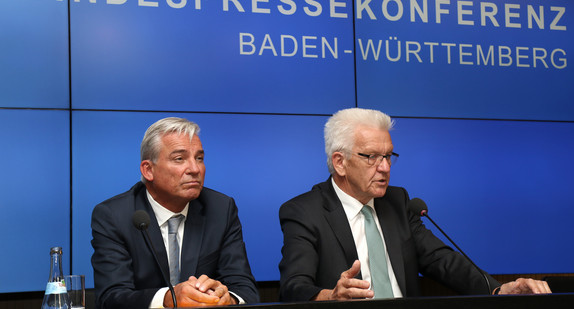 Ministerpräsident Winfried Kretschmann (r.) und Innenminister Thomas Strobl (l.)