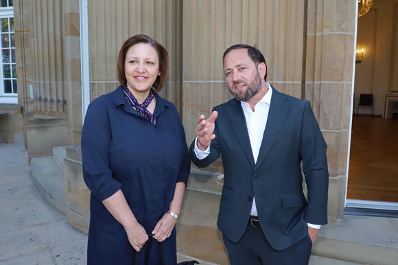 Staatssekretär Florian Hassler (rechts) und die slowenische Botschafterin Dr. Ana Polak Petrič (links)