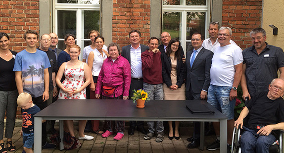 Gruppenfoto mit Minister Manne Lucha, Vertretern der Samariterstiftung und den Hausbewohnerinnen und -bewohnern (Quelle: Ministerium für Soziales und Integration)