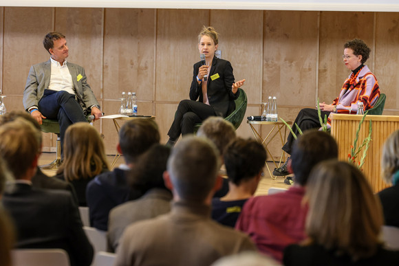 Beantwortung von Publikumsfragen mit Moderator Benno Stieber (links), Prof. Dr. Maren Urner (Mitte), Hochschule für Medien Kommunikation Wirtschaft Köln und Prof. Dr. Stefanie Molthagen-Schnöring (rechts), Hochschule für Technik und Wirtschaft Berlin