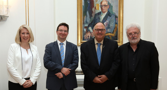 v.l.n.r.: Maren Steege (Repräsentantin des Generalkonsulates des Staates Israel in Baden-Württemberg), Michael Blume (Antisemitismusbeauftragter der Landesregierung), Shaya Ben Yehuda (Direktor für internationale Beziehungen der Gedenkstätte Yad Vashem) und Staatsminister Klaus-Peter Murawski am 2. Mai 2018 in der Villa Reitzenstein in Stuttgart