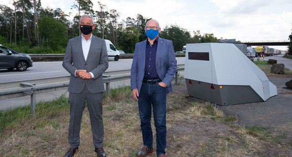 Innenminister Thomas Strobl und Verkehrsminister Winfried Hermann übergeben einen „Enforcement Trailer“ an die Polizeidirektion Mannheim. (Bild: Innenministerium Baden-Württemberg)