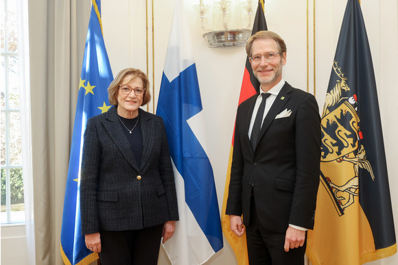 Staatsminister Dr. Florian Stegmann (rechts) und die Generaldirektorin des Regionalverwaltungsamtes Nordfinnland, Terttu Savolainen (links)