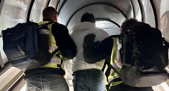 Abschiebung nach Afghanistan – Letzter Straftäter der Gruppenvergewaltigung in Illerkirchberg wird abgeführt