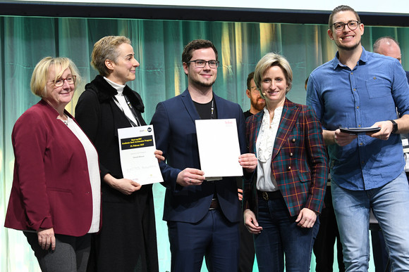 Ministerin Theresia Bauer (l.) und Ministerin Nicole Hoffmeinster-Kraut (2.v.r.) mit dem Team AUCTEQ Biosystems (Bild: © Ministerium für Wirtschaft, Arbeit und Wohnungsbau Baden-Württemberg)