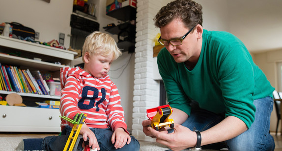 Ein Vater spielt mit seinem Sohn (Quelle: dpa).