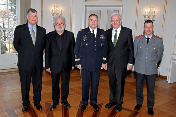 v.l.n.r.: Michael Anderson (USAREUR-Leiter der Abteilung für Beziehungen zu den Gastgeberstaaten in Europa), Staatsminister Klaus-Peter Murawski, Generalleutnant Frederick Benjamin Hodges, Ministerpräsident Winfried Kretschmann und Brigadegeneral Kai Rohrschneider (Chef des Stabes USAREUR in spe)