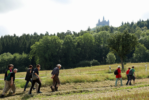 Wanderung zur Burg Hohenzollern: Ministerpräsident Winfried Kretschmann (M.) mit einer Wandergruppe