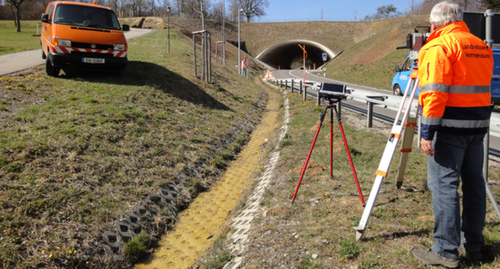 Eine Mitarbeiter des Landesamts für Geoinformation und Landentwicklungneben beim Vermessen einer Straße. (Foto: © Landesamt für Geoinformation)