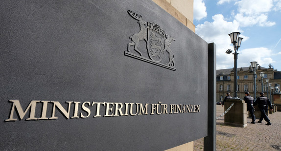 Ein Schild mit dem Schriftzug "Ministerium für Finanzen" steht vor dem baden-württembergischen Finanzministerium in Stuttgart. (Bild: picture alliance/Bernd Weißbrod/dpa)