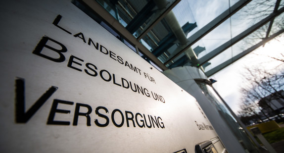 Briefkasten mir dem Schriftzug „Landesamt für Besoldung und Versorgung Baden-Württemberg“ (Bild: © dpa)