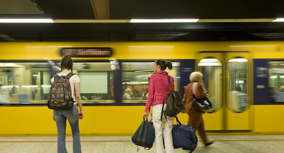 Menschen vor einer Stuttgarter Stadtbahn (Bild: VVS)