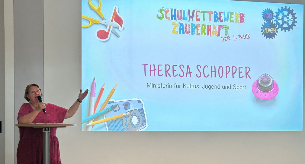 Theresa Schopper hält einen Vortrag