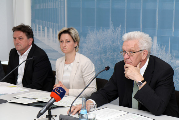 v.l.n.r.: Sozial- und Integrationsminister Manne Lucha, Wirtschafts- und Arbeitsministerin Nicole Hoffmeister-Kraut und Ministerpräsident Winfried Kretschmann