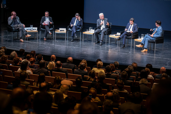 v.l.n.r.: Robert Menasse, Yannick Neuder (Vizepräsident von Auvergne-Rhône-Alpes), Attilio Fontana (Präsident der Lombardei), Ministerpräsident Winfried Kretschamann, Pere Aragonès (Vize-Präsident Kataloniens)